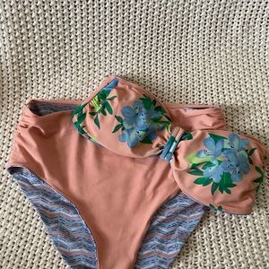 Two piece set with reversible bottoms!